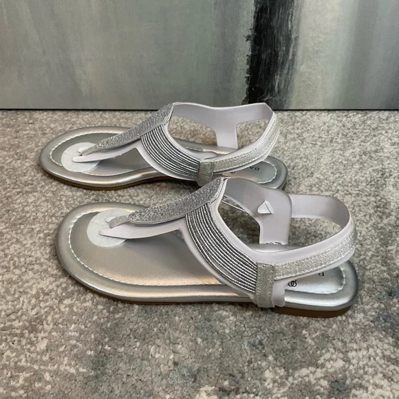 Bandolino Kayte 2 Silver Rhinestone Thong Sandals - Size 6.5 (NIB) - Picture 5 of 12